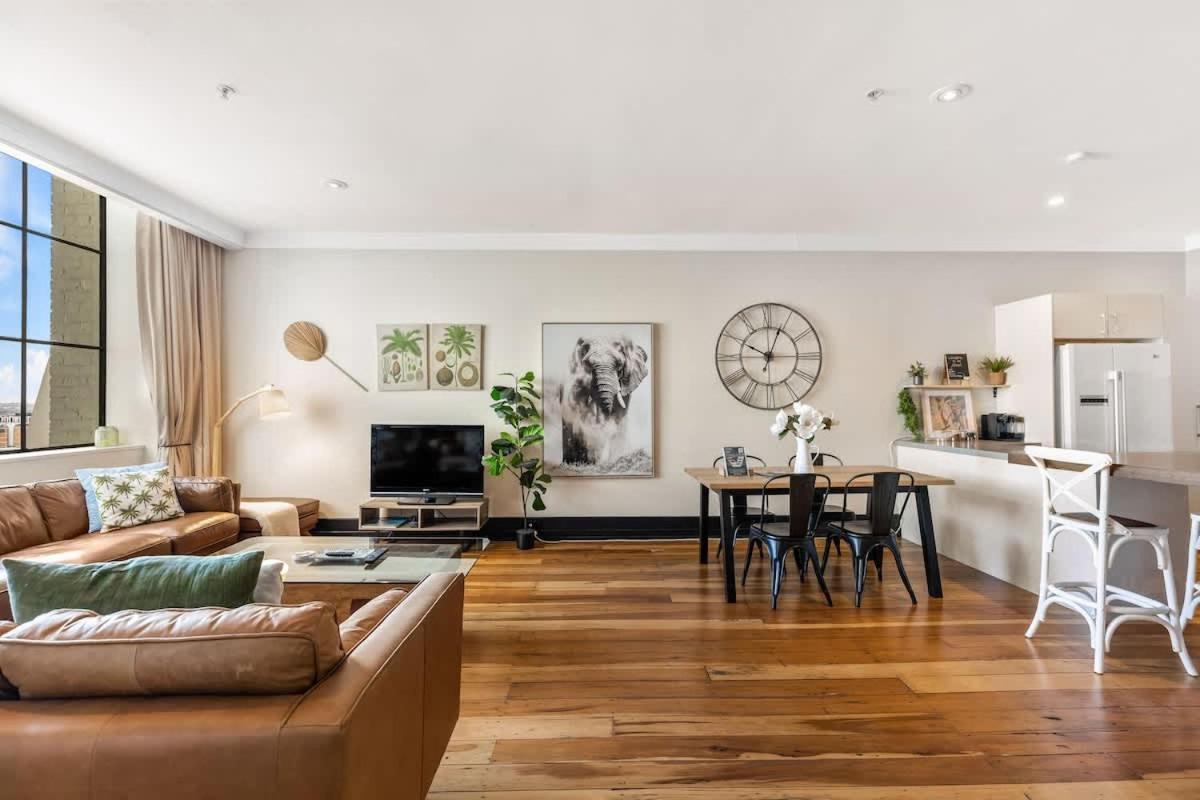 Spacious 2br In Cbd Pool Gym Parking Apartment Auckland