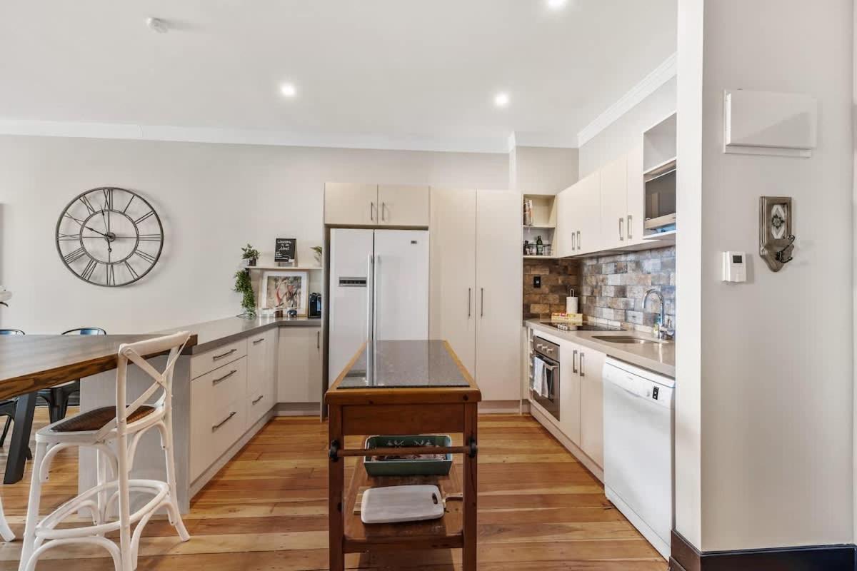 Spacious 2br In Cbd Pool Gym Parking Apartment *